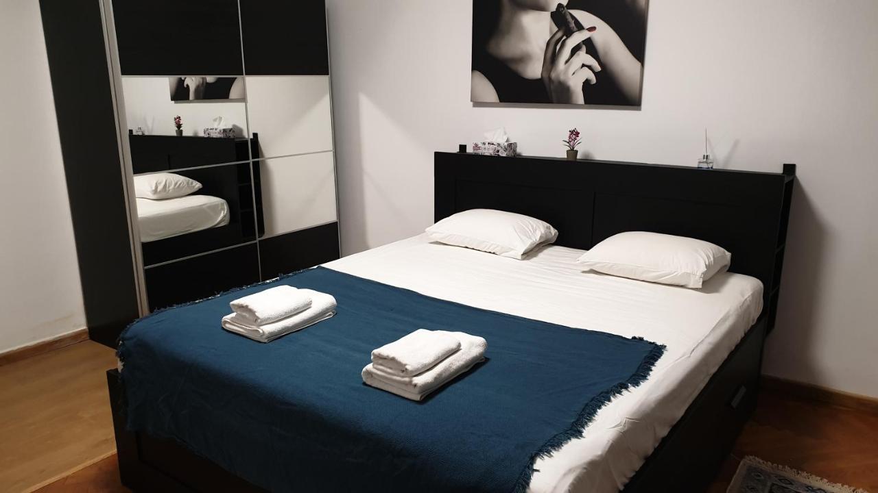 Old Town Bliss Apartment Bukares Bagian luar foto